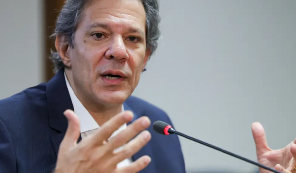  Taxa para veículos com mais de 20 anos é fake news, diz Haddad 