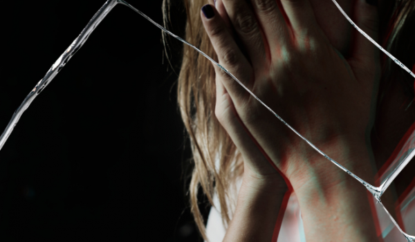 VIOLÊNCIA CONTRA MULHERES: O BRASIL DIANTE DE UM ESPELHO SOMBRIO