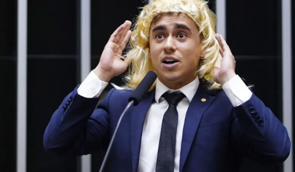 Justiça anula condenação de Nikolas Ferreira por discurso com peruca na Câmara