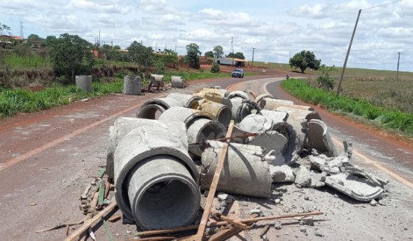 Carga cai de caminhão na GO-210 entre Santa Helena de Goiás e Rio Verde 