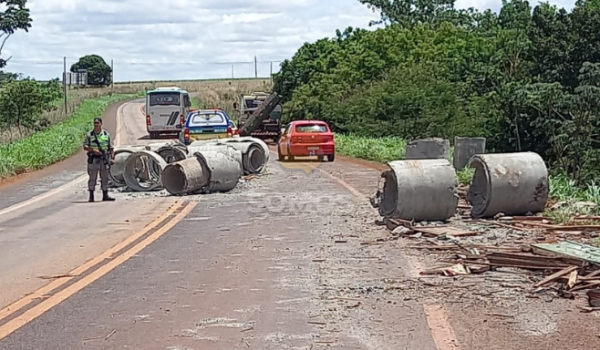 Manilhas de cimento caem de caminhão e deixam trânsito lento na GO-210