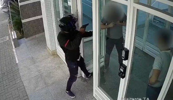 Criminosos exigem senha de celular durante assalto em portaria de prédio em SP