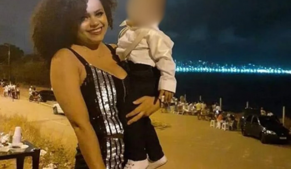 Populares desenterram e queimam corpo de mãe que decapitou o filho