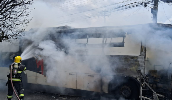 Não houve feridos no incêndio do ônibus na Vila Borges, segundo o Corpo de Bombeiros