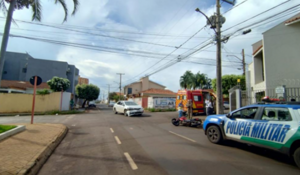 Motociclista sem CNH avança sinal e colide com carro na Vila Santo Antônio, afirma PM