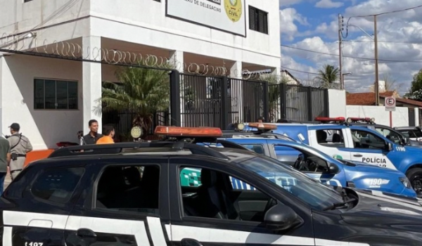 Homem é preso por embriaguez após estacionar em frente à delegacia em Rio Verde