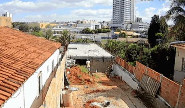 Mulher tem fios e disjuntores furtados de construção pela segunda vez 