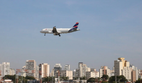 Latam é condenada após casal chegar ao destino com três dias de atraso