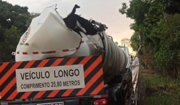  Acidente com caminhão-tanque interdita BR-153 em Goiânia após derramamento de diesel