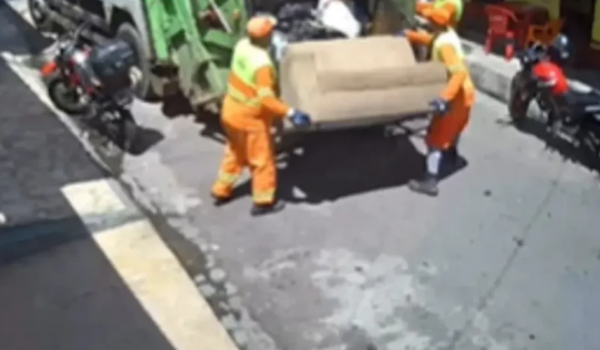 Mulher deixa sofá secando na calçada e móvel é levado pela coleta de lixo por engano em Maceió