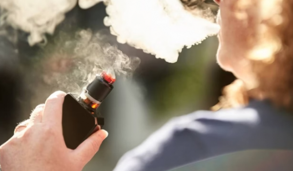 Substância semelhante à anfetamina é encontrada em vapes, diz estudo brasileiro