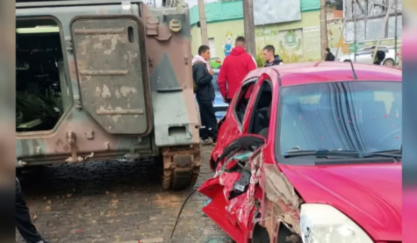 Tanque do Exército atropela carros estacionados ao trafegar na contramão, no Paraná