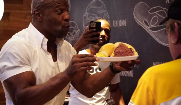 Terry Crews publica vídeo comendo famoso sanduíche do Mercadão de SP 