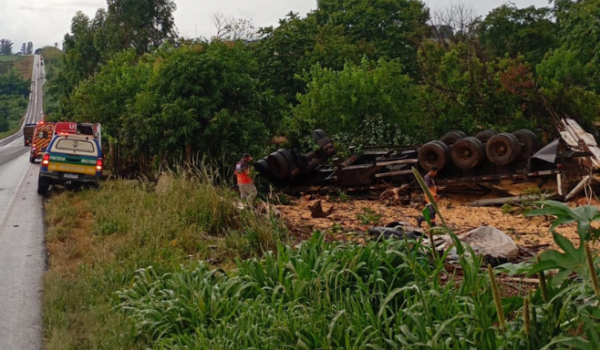 Tombamento de caminhão mata motorista próximo a assentamento na GO-174, entre Rio Verde e Montividiu