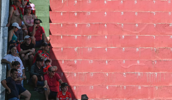 Torcida foge do calor com 