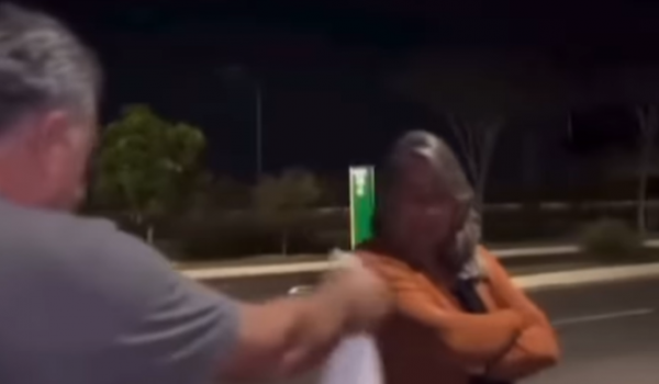 Morador se revolta e entrega saco com fezes para dona de cachorro