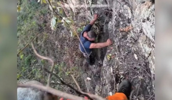 Turista do DF fica preso em penhasco após escorregar quando tirava selfie