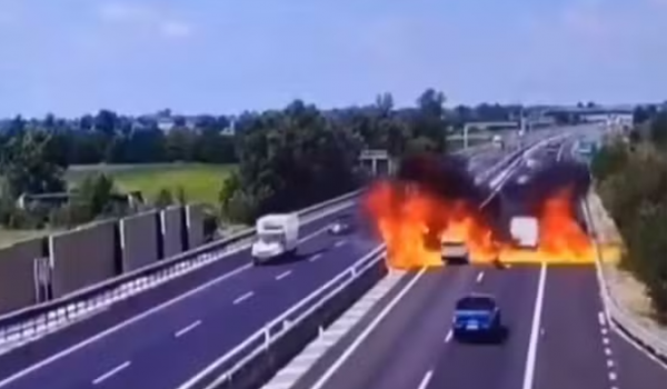 Ultraleve cai em rodovia na Itália, explode e deixa dois mortos