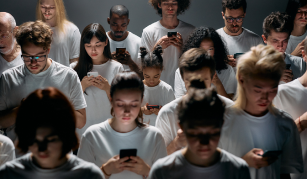 Mais de 9h online por dia: hiperconexão na internet preocupa brasileiros, diz estudo