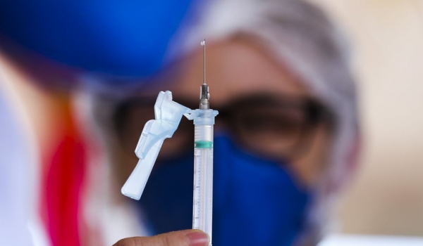 Vacina brasileira contra a covid-19 deve ficar pronta em 9 meses