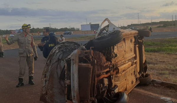 Veículo capota na BR-060 e deixa dois adultos e uma criança ferida, em Rio Verde