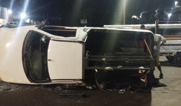 Veículo colide na lateral de caminhão e capota na BR-060, em Rio Verde 