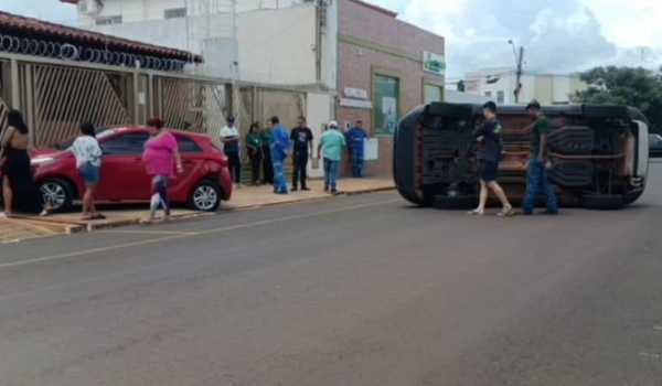 Veículo tomba após colisão com carro estacionado no Centro de Jataí