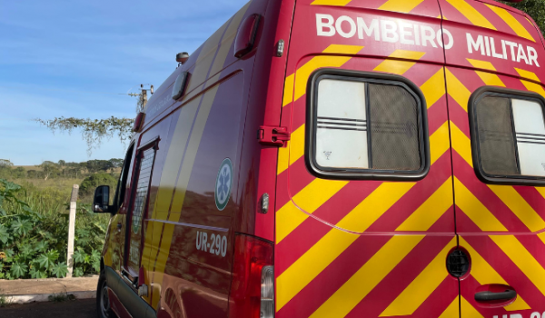 Bombeiros resgatam vítimas após capotamento em acidente entre dois carros no Jardim Marconal