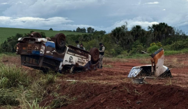 Viatura da Polícia Militar capota durante operação na BR-060, em Rio Verde