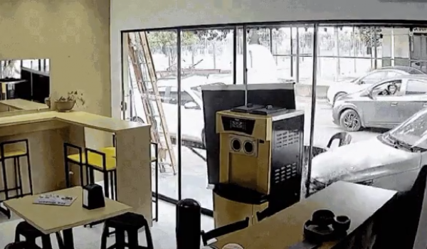 Carro se move sozinho e destrói parede de sorveteria em MT