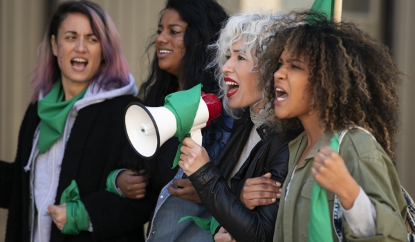 VOZES FEMININAS NA POLÍTICA: BARREIRAS QUE PERSISTEM