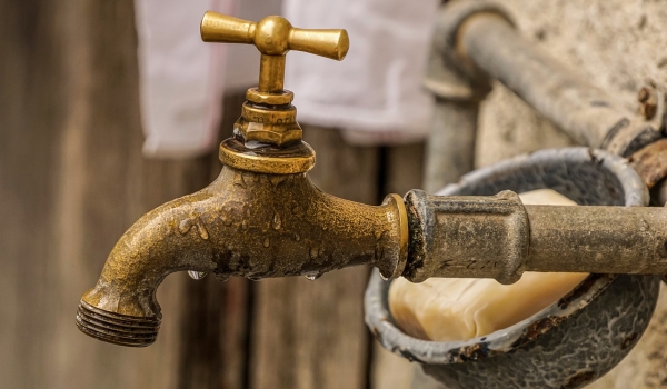 Bairros de Rio Verde sofrem com falta d'água após rompimento de rede