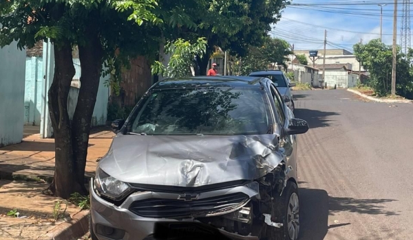 Carro bate em árvore na Vila Borges