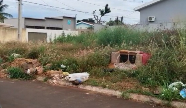 Populares reclamam de lotes baldios sujos em Rio Verde