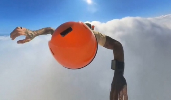 Imagens impressionantes gravadas por paraquedista durante salto entre as nuvens; teria coragem?