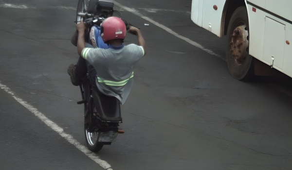  Motociclista que fugiu de bloqueio policial 'empinando' moto é localizado pela GCM e AMT 