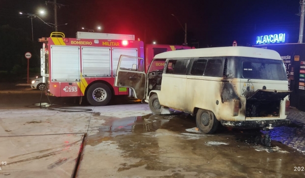 Kombi pega fogo em posto de combustível de Rio Verde após motorista dar partida