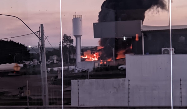 Bombeiros controlam incêndio em armazém de reciclagem neste momento, em Montividiu