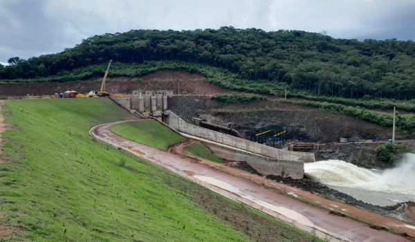 Homem desaparece após ser sugado por comportas de barragem no Rio Verdão