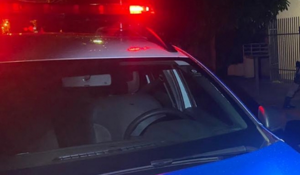 Homem é esfaqueado por amigo após discussão e PM prende suspeito depois do crime