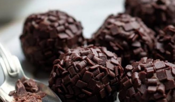 Mulher tenta matar marido com brigadeiros envenenados, suspeita desistiu do crime e se entregou para polícia