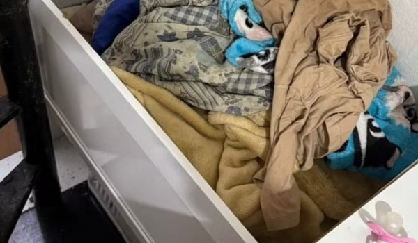 Bebê de 8 meses morre depois de ser deixado com irmão de 5 anos para mãe ir ao baile