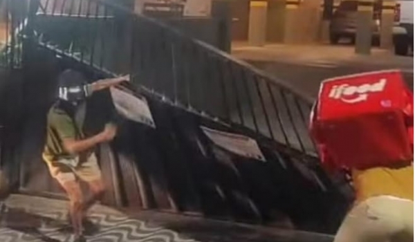 Entregador é agredido por cliente, e trabalhadores derrubam portão de condomínio em represália