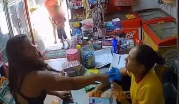 Atendente é agredida com chinelada no rosto por mãe irritada com compra do filho