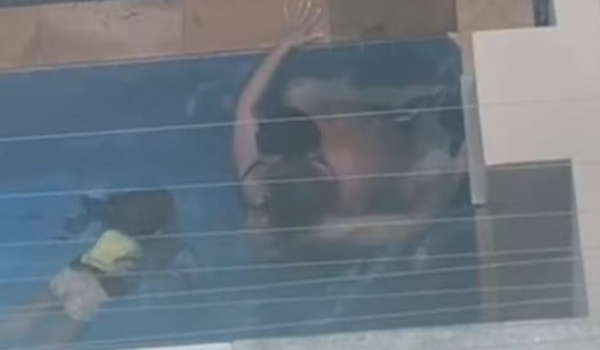 Casal é notificado após ato obsceno em piscina na presença de criança