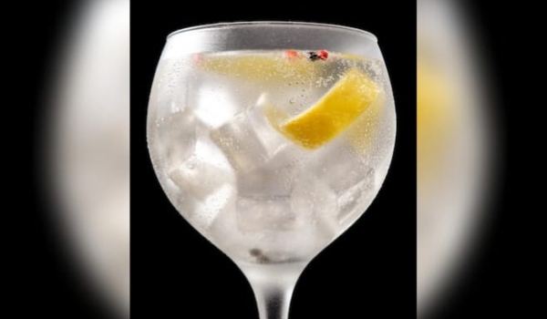Jovem relata cegueira temporária após beber gin com metanol; amigo segue em coma