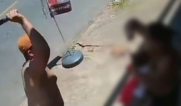 Mulher com bebê no colo é espancada com facão pelo companheiro