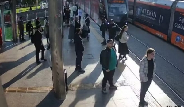 Guarda salva mulher distraída de ser atropelada por trem