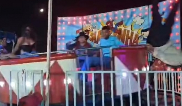 Brinquedo em parque de diversões causa acidente durante festa