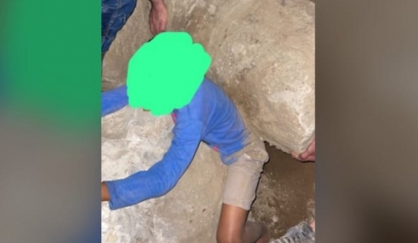 Criança de 8 anos fica presa entre pilares de concreto